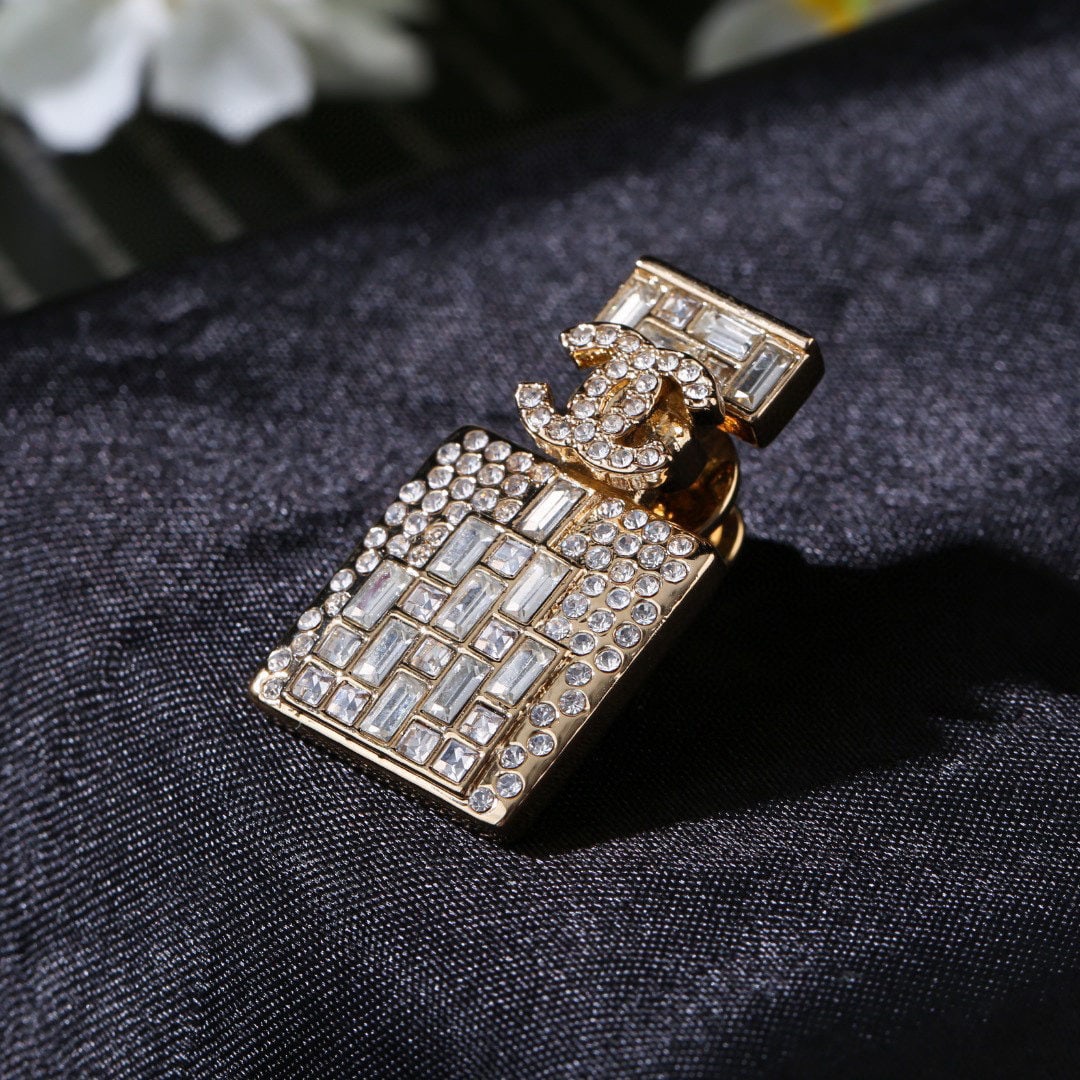 Chanel Fall/Winter collection perfume bottle diamond double C brooch: We offer FREE SHIPPING for both domestic and international clients who bid over $500. The Chanel Fall/Winter perfume bottle diamond double C brooch is a subtly stylish and perfectly designed piece. A 