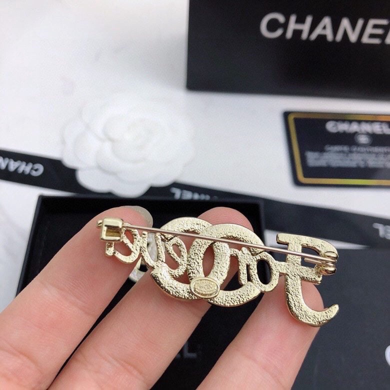 Chanel classic brooch hair clip: We offer FREE SHIPPING for both domestic and international clients who bid over $500. Chanel's classic brooch and hair clip designs are simple, elegant, and exquisitely crafted. Get one now and step o