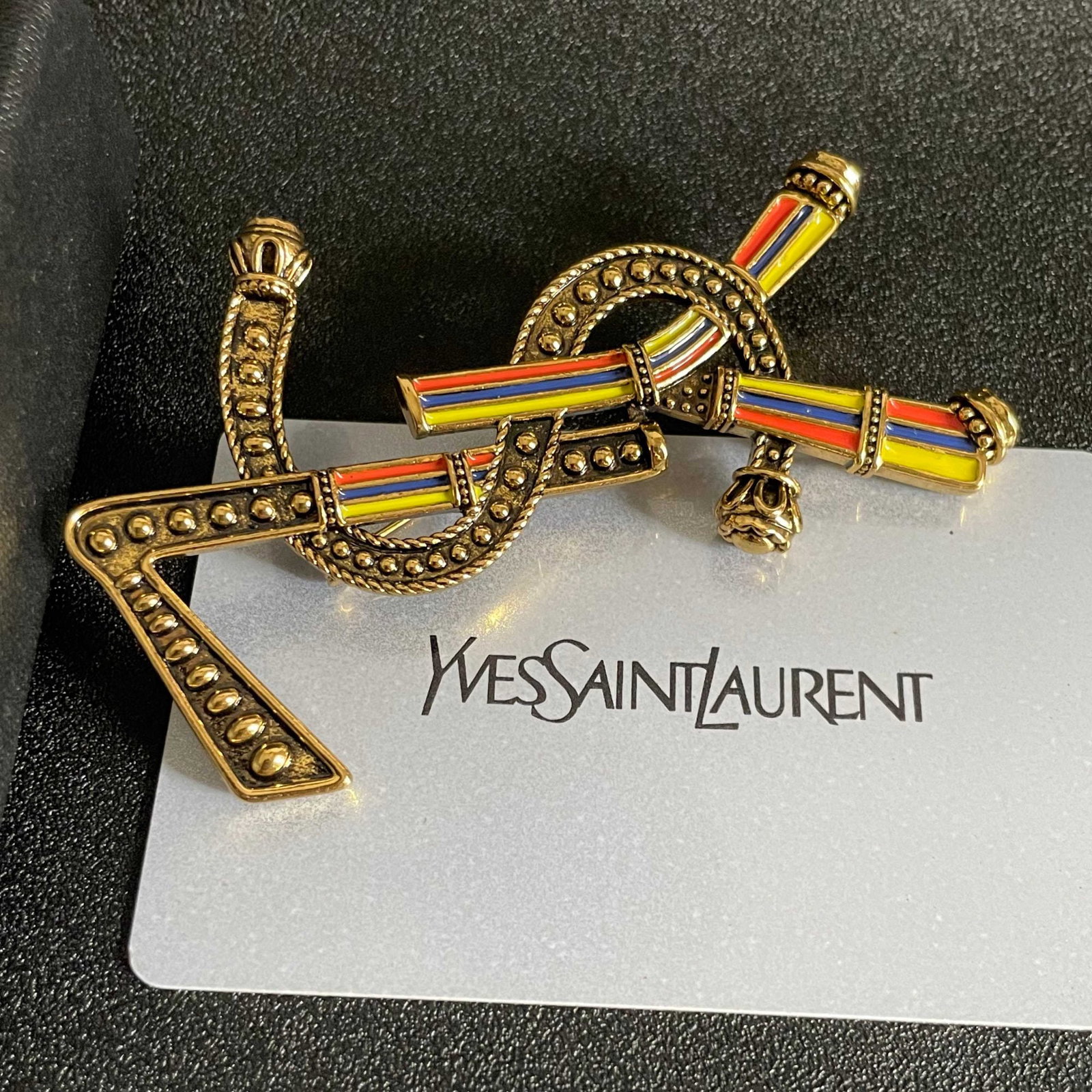 Saint Laurant brooch: We offer FREE SHIPPING for both domestic and international clients who bid over $500. Saint Laurent brooches are the accessories that best understand women. Women who have poured their hearts and soul