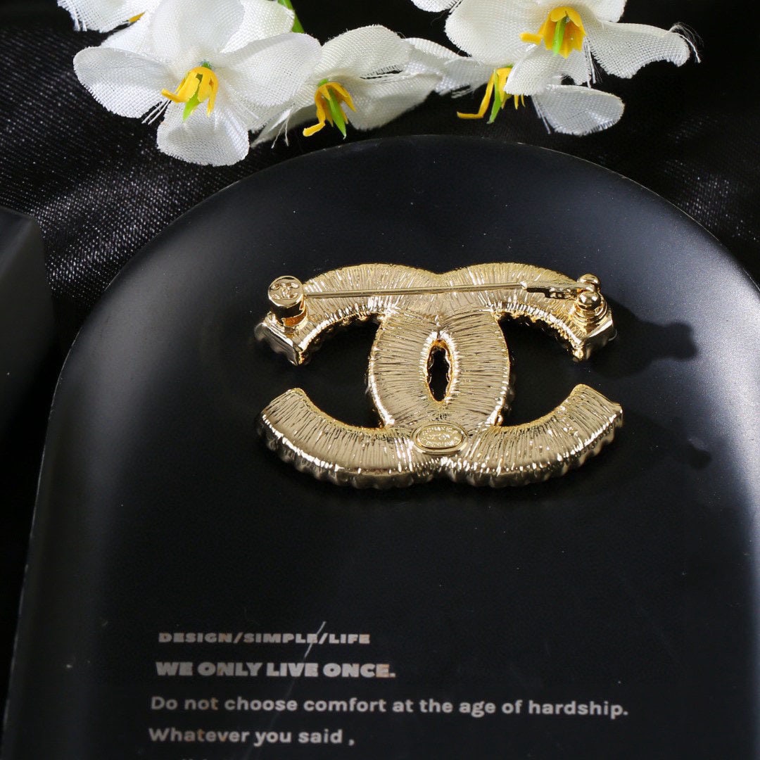 Chanel pearl brooch: We offer FREE SHIPPING for both domestic and international clients who bid over $500. This Chanel pearl brooch is exquisitely crafted in every detail. The design is absolutely stunning, a true gem ?C 