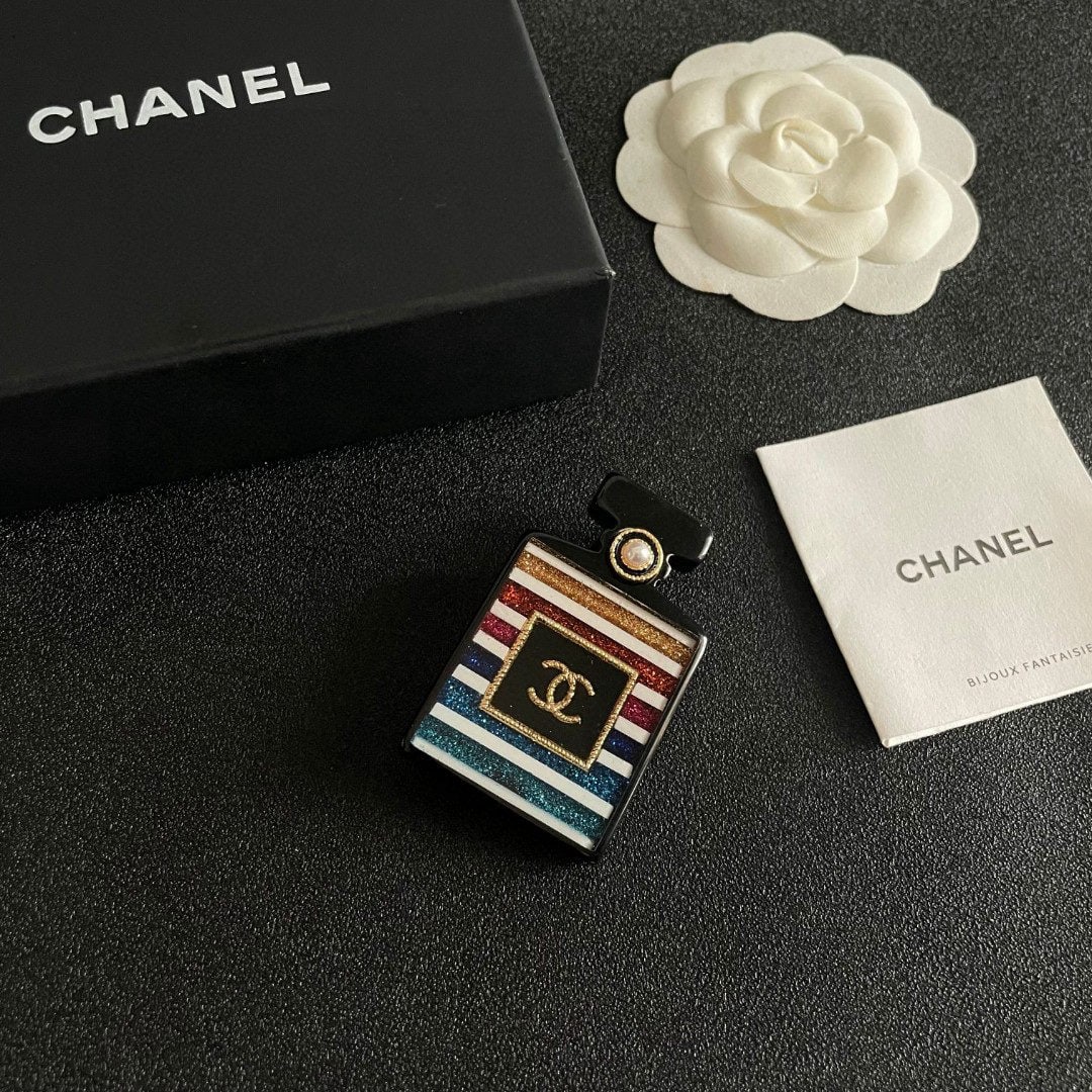 CHANEL Brooch: We offer FREE SHIPPING for both domestic and international clients who bid over $500. CHANEL brooches are the accessories that truly understand women. Women who have poured their hearts and souls into