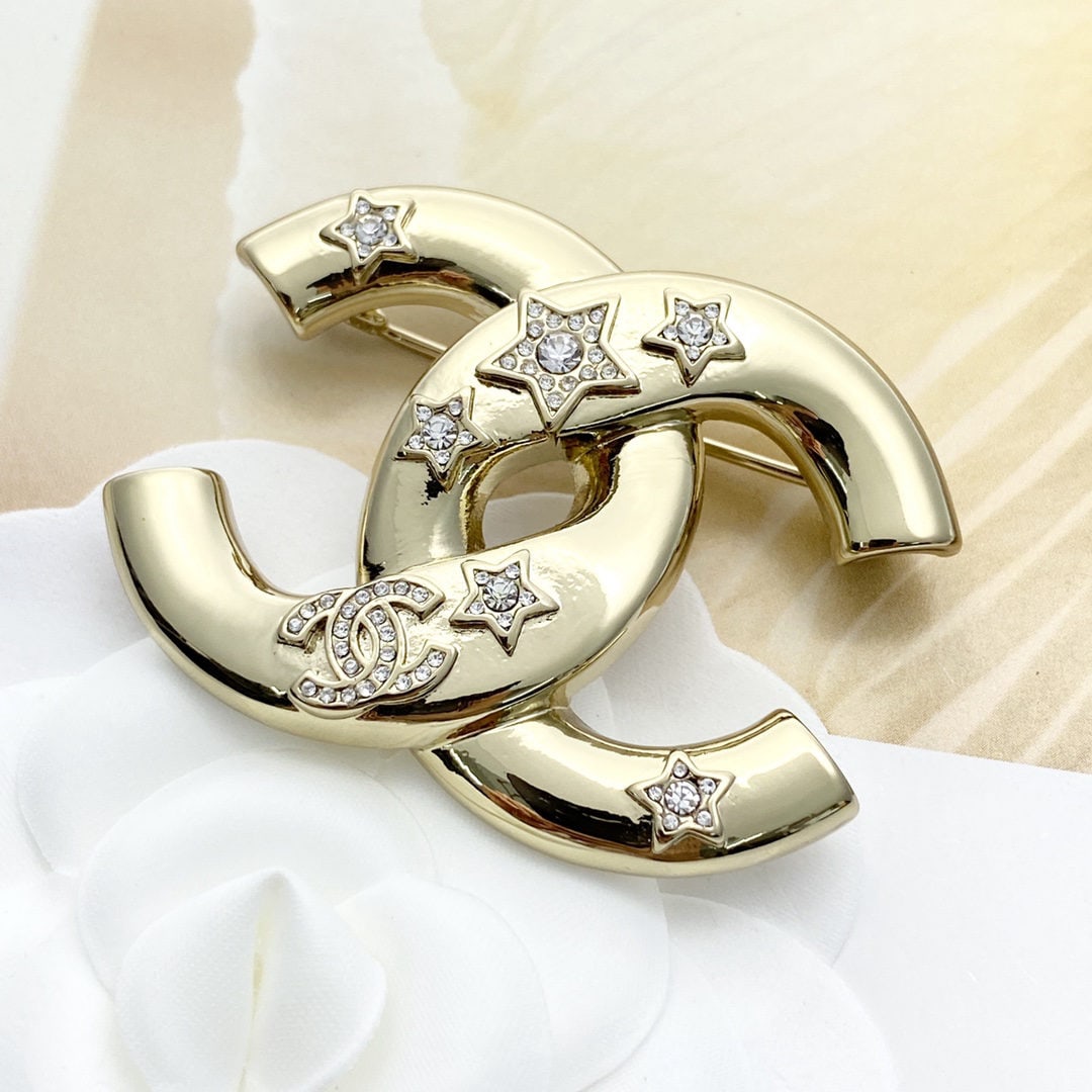 CHANEL Gold Mirror Twisted Double C Brooch: We offer FREE SHIPPING for both domestic and international clients who bid over $500. The CHANEL gold mirror twisted double C brooch features a very flat twisted double C design with a strong luster. 