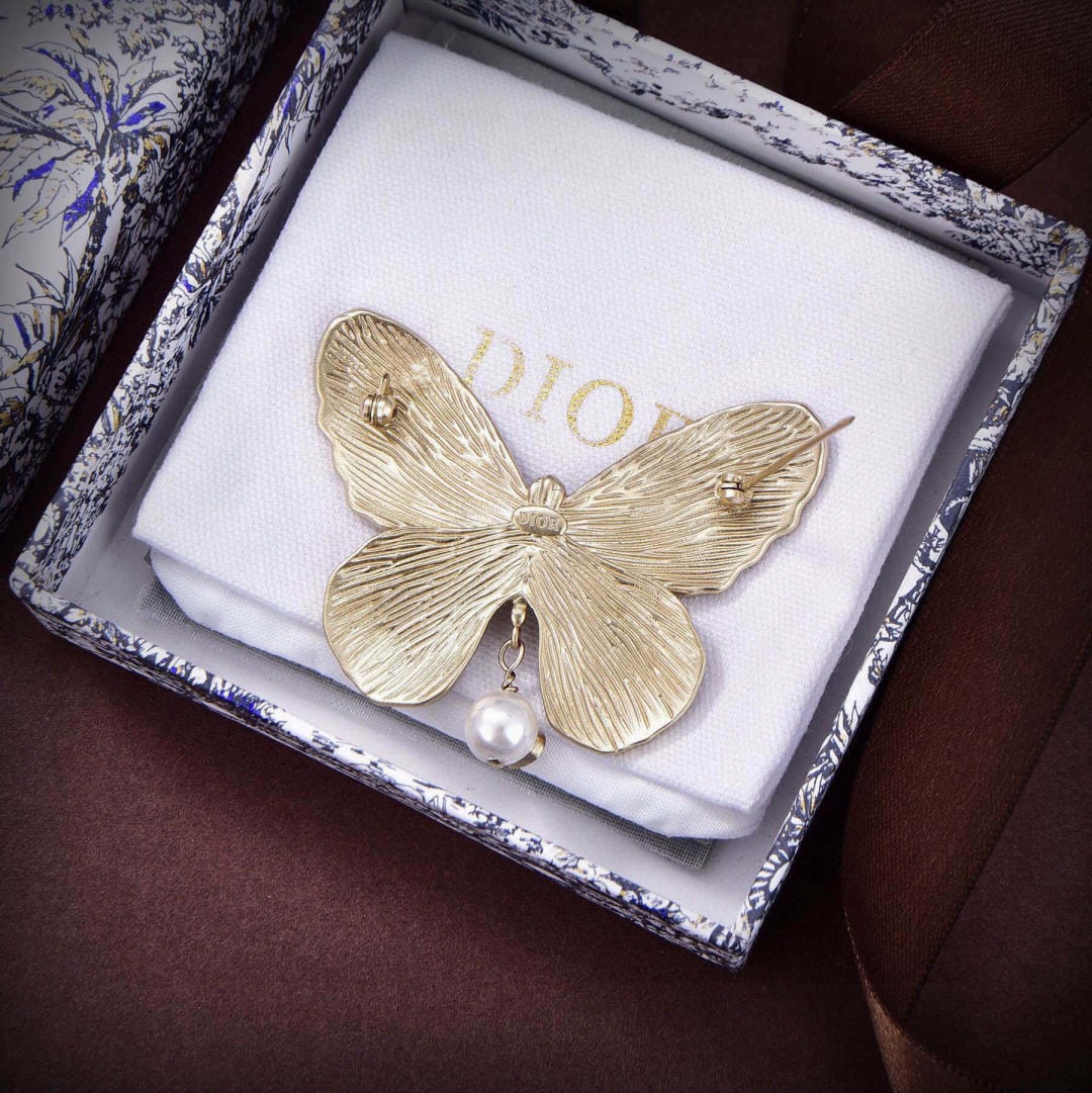 Dior's new bee earrings: We offer FREE SHIPPING for both domestic and international clients who bid over $500. Dior's new bee earrings, with their metallic texture and trendy lettering, are a must-have for modern young