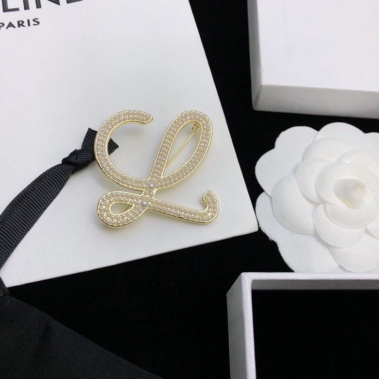 LOEWE: We offer FREE SHIPPING for both domestic and international clients who bid over $500. LOEWE's designs are truly amazing and incredibly artistic! Its logo is a masterpiece! The gold-lined Loewe brooch