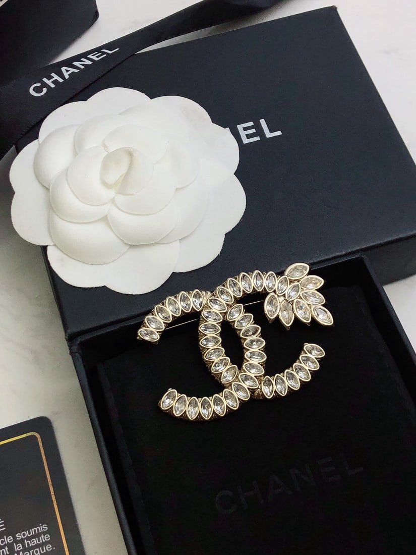 CHANEL Wheat Ear Double C Brooch: We offer FREE SHIPPING for both domestic and international clients who bid over $500. The CHANEL Wheat Ear Double C Brooch: Besides the double C brooch, the "wheat ear" is another classic Chanel eleme