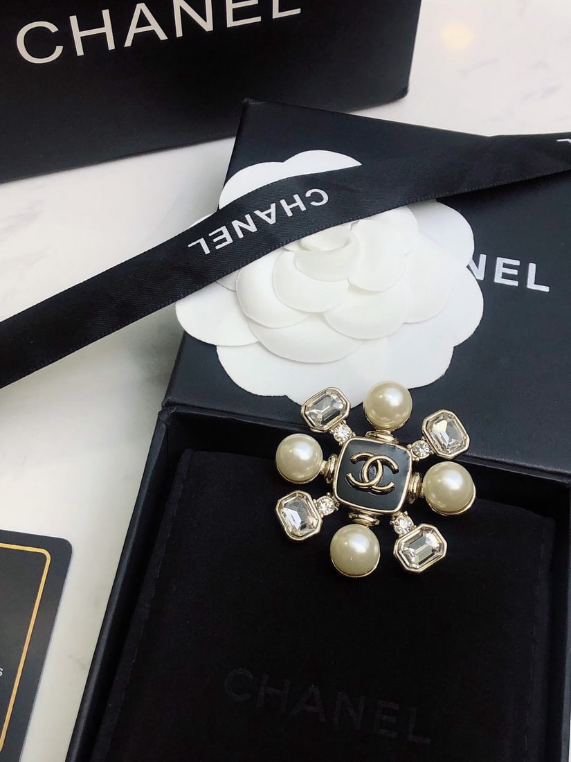 Chanel brooch: We offer FREE SHIPPING for both domestic and international clients who bid over $500. Chanel brooch A wonderful gift for you or your loved one. Currencies including USD, CAD, GBP, EUR, AUD, etc. are