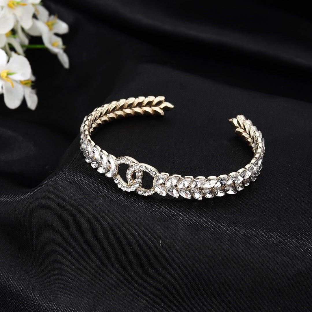 Chanel double C bracelet: We offer FREE SHIPPING for both domestic and international clients who bid over $500. The Chanel double C bracelet is exquisitely crafted in every detail. The design is absolutely stunning; it's incre