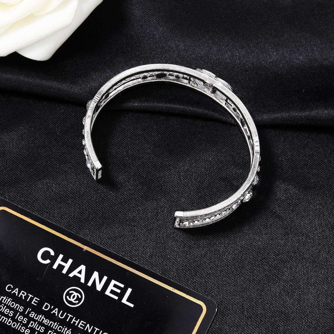 Chanel double C bracelet: We offer FREE SHIPPING for both domestic and international clients who bid over $500. The Chanel double C bracelet is exquisitely crafted in every detail. The design is absolutely stunning; it's incre