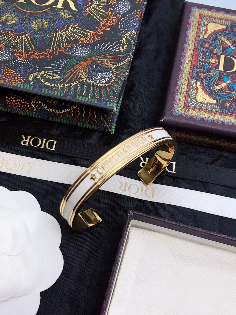 Dior bracelet: We offer FREE SHIPPING for both domestic and international clients who bid over $500. The Dior bangle is simple yet elegant, with a white gold color that makes your skin look incredibly fair. It can b