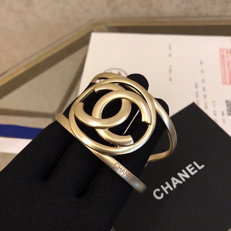 CHANEL bracelet: We offer FREE SHIPPING for both domestic and international clients who bid over $500. CHANEL bracelet: exquisitely crafted, exuding goddess-like elegance, a high-end classic piece, and incredibly char