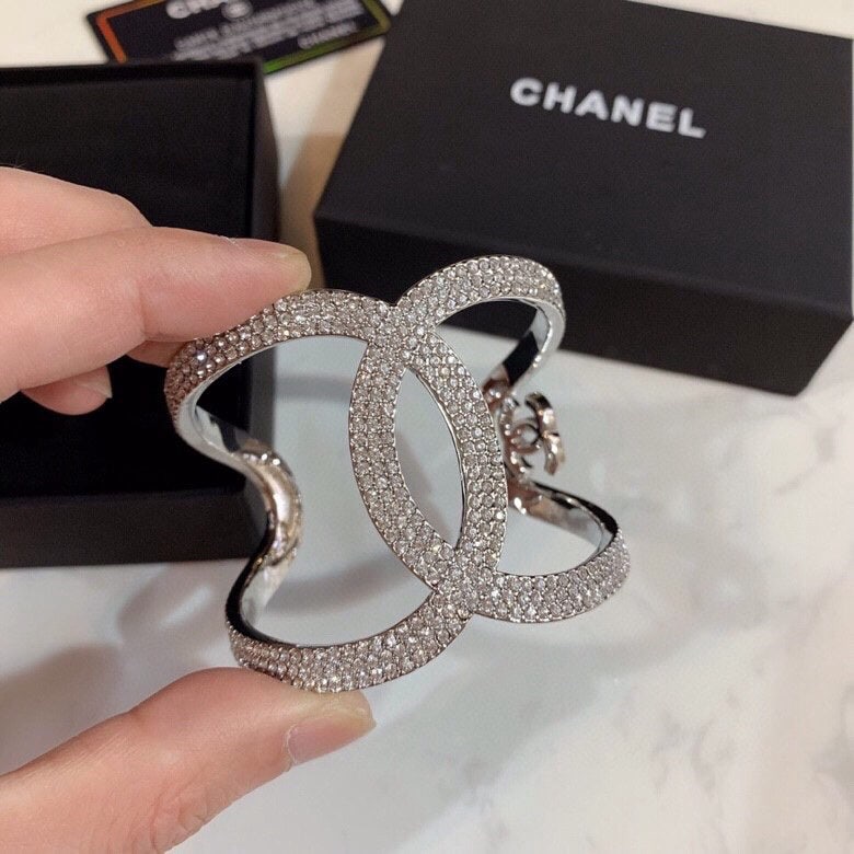 CHANEL bracelet: We offer FREE SHIPPING for both domestic and international clients who bid over $500. CHANEL bracelet: exquisitely crafted, exuding goddess-like elegance, a high-end classic piece, and incredibly char