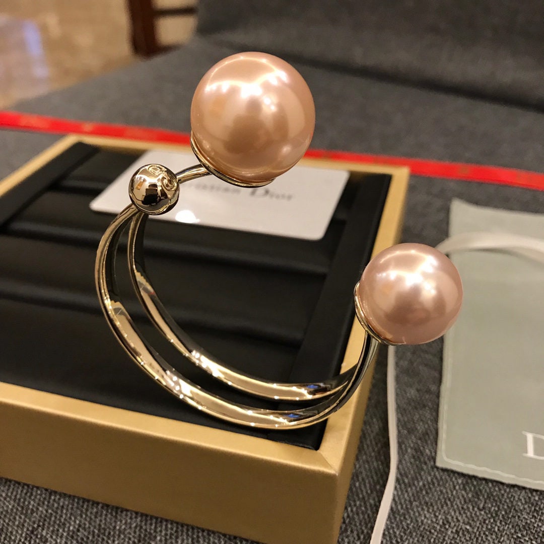 Dior large pearl open bangle: We offer FREE SHIPPING for both domestic and international clients who bid over $500. Dior large pearl open bangle?? High quality and distinctive style A wonderful gift for you or your loved one. Curr