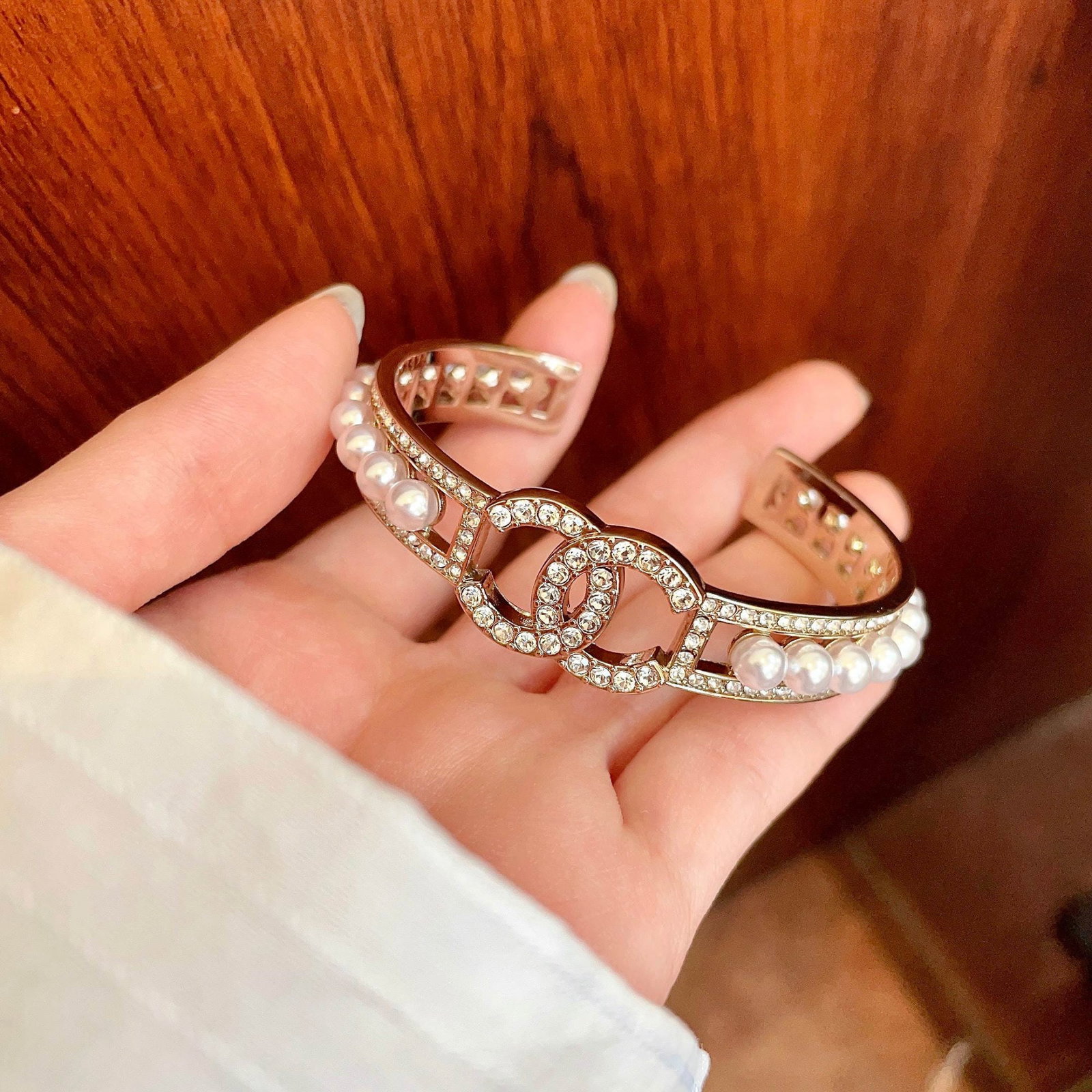 CHANEL C-letter pearl bracelet: We offer FREE SHIPPING for both domestic and international clients who bid over $500. CHANEL C-letter pearl bangle, a high-quality Chanel micro-diamond bangle with a beautifully matched color scheme. 