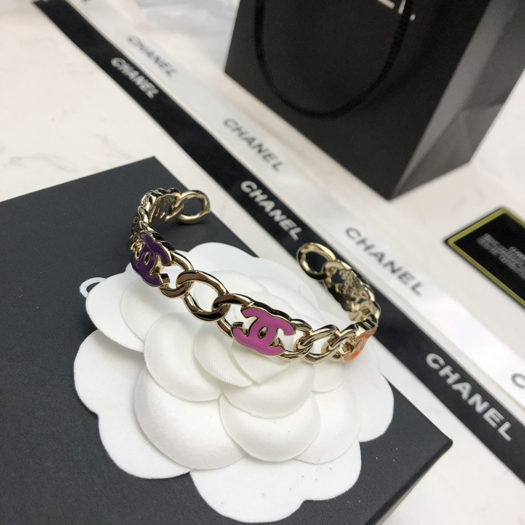 CHANEL bracelet: We offer FREE SHIPPING for both domestic and international clients who bid over $500. CHANEL bracelet: exquisitely crafted, exuding goddess-like elegance, a high-end classic piece, and incredibly char
