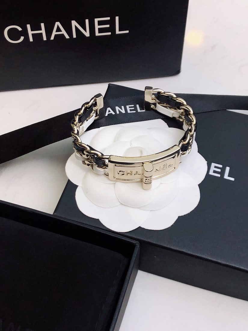 CHANEL Fall/Winter Collection Genuine Leather Bracelet: We offer FREE SHIPPING for both domestic and international clients who bid over $500. CHANEL Fall/Winter genuine leather bracelet, designed just for women. A must-have item for celebrities and sociali