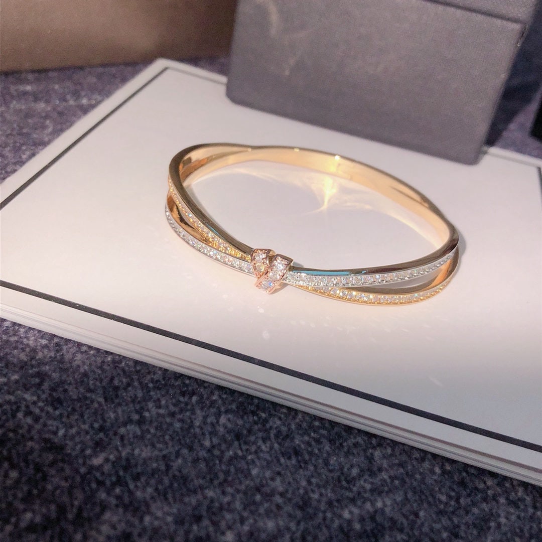 CHAUMET Liens Collection Cross Bracelet: We offer FREE SHIPPING for both domestic and international clients who bid over $500. The Chaumet Liens cross bracelet, fully diamond-encrusted, simply embodies fashionable beauty! It looks stunning i