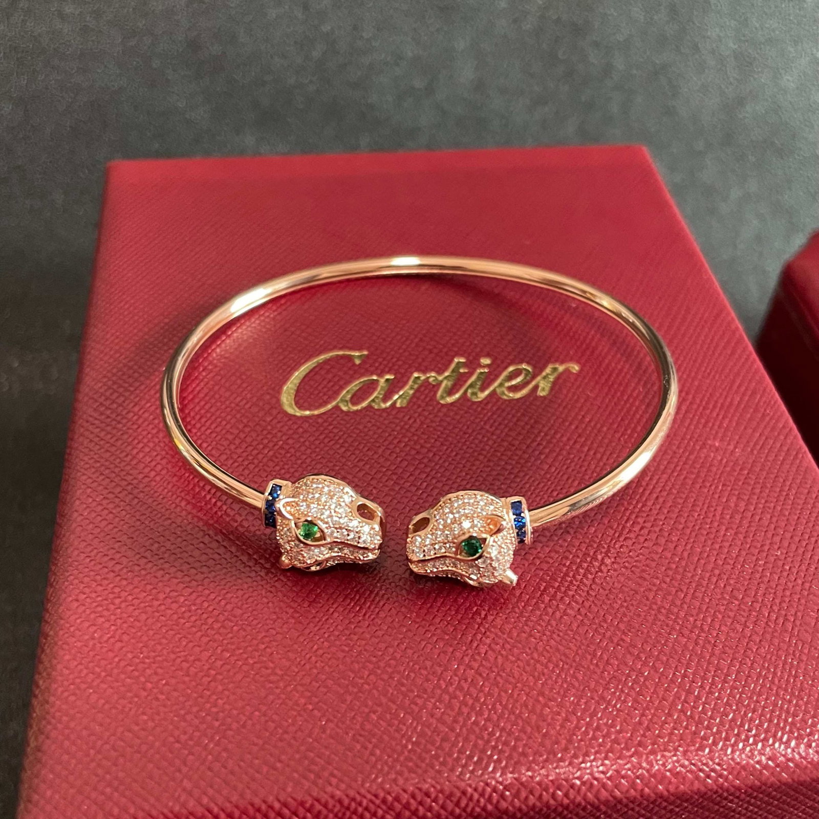 Cartier full diamond panther head diamond bracelet: We offer FREE SHIPPING for both domestic and international clients who bid over $500. Cartier's diamond-encrusted panther head bracelet features a new narrow design that exudes sophistication. A