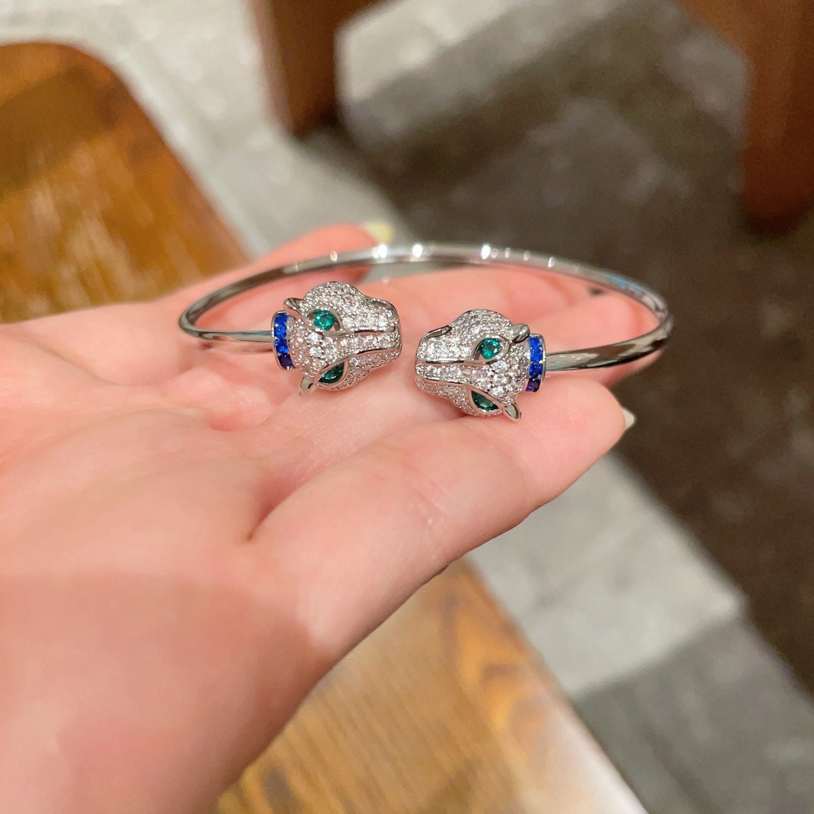 Cartier full diamond panther head diamond bracelet: We offer FREE SHIPPING for both domestic and international clients who bid over $500. Cartier's diamond-encrusted panther head bracelet features a new narrow design that exudes sophistication. A