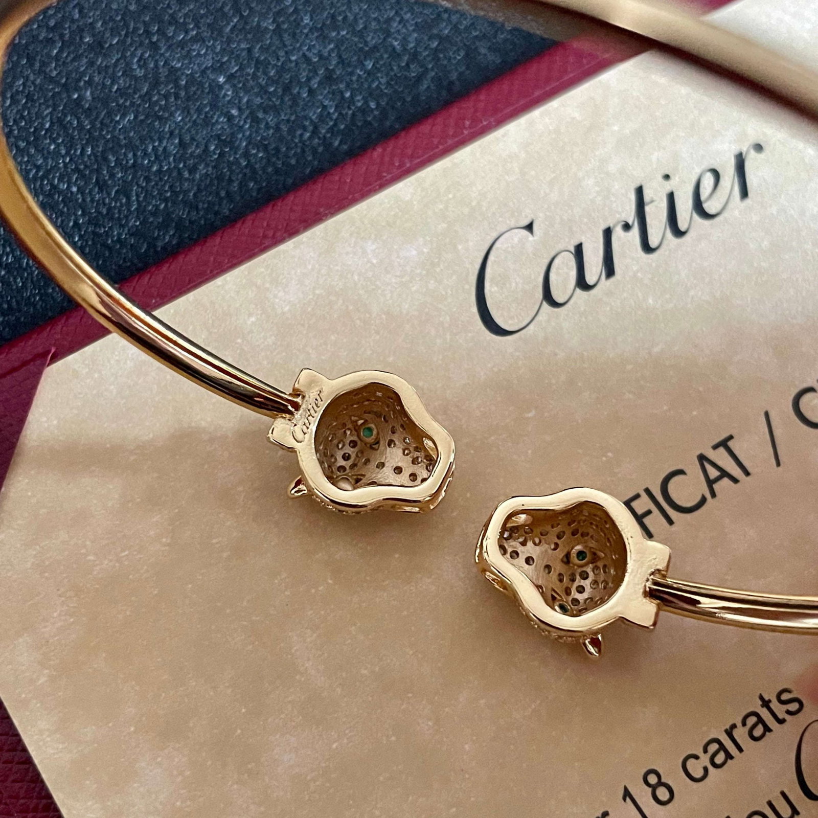 Cartier full diamond panther head diamond bracelet: We offer FREE SHIPPING for both domestic and international clients who bid over $500. Cartier's diamond-encrusted panther head bracelet features a new narrow design that exudes sophistication. A must-
