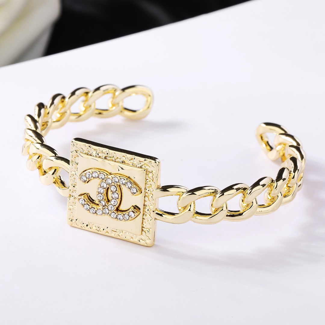 Chanel full diamond double C bracelet: We offer FREE SHIPPING for both domestic and international clients who bid over $500. The Chanel full-diamond double C bracelet is perfect for everyday wear. A wonderful gift for you or your loved