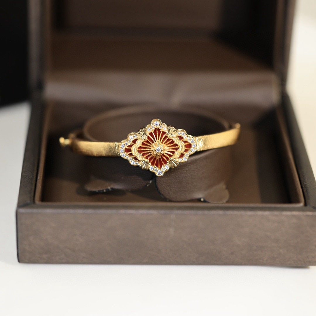 Buccellati, an Italian high-end jewelry brand, presents a vintage-style, courtly-inspired,: We offer FREE SHIPPING for both domestic and international clients who bid over $500. Buccellati, an Italian high-end jewelry brand, presents a vintage-style, courtly-inspired, diamond-encrusted, brus