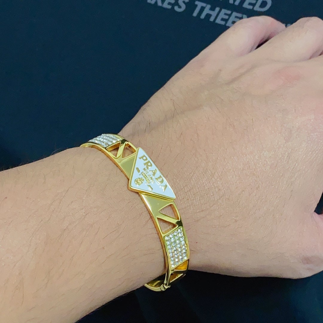 Prada black and white triangular diamond-set bangle, four-leaf clover and five-flower bracelet: We offer FREE SHIPPING for both domestic and international clients who bid over $500. The Prada black and white triangle diamond-encrusted bangle and four-leaf clover five-flower bracelet have a beaut