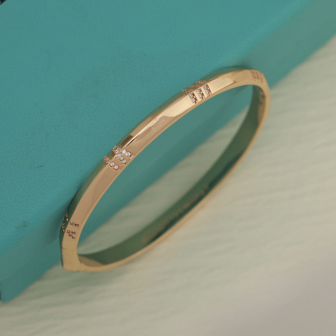 Tiffany bracelet: We offer FREE SHIPPING for both domestic and international clients who bid over $500. This Tiffany bracelet features a design inspired by the goddess Tiffany, showcasing exquisite elegance and