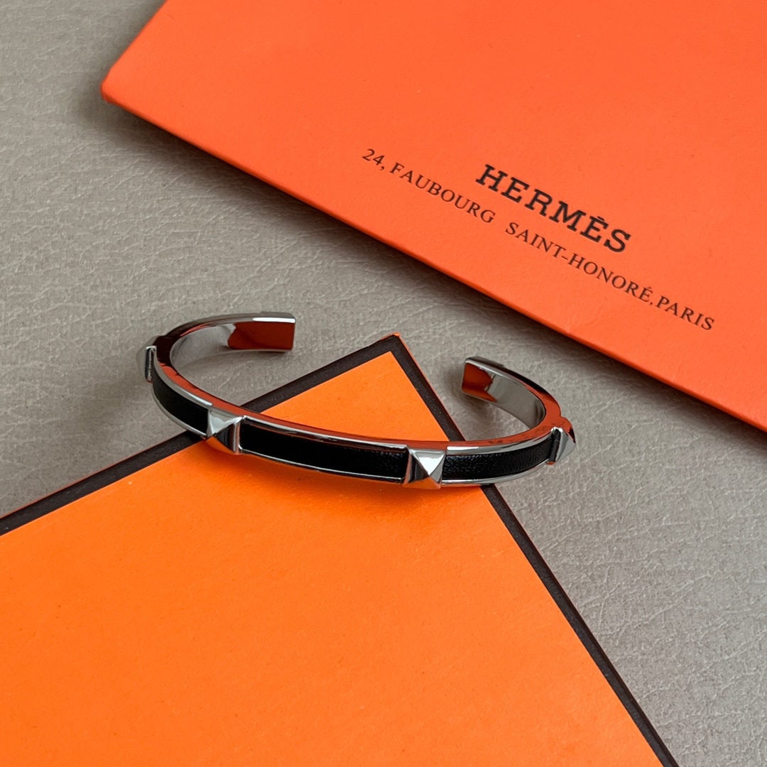 HERMES bracelet: We offer FREE SHIPPING for both domestic and international clients who bid over $500. This HERMES bracelet features an exquisite and sophisticated design that looks stunning on the wrist. A subtle emb