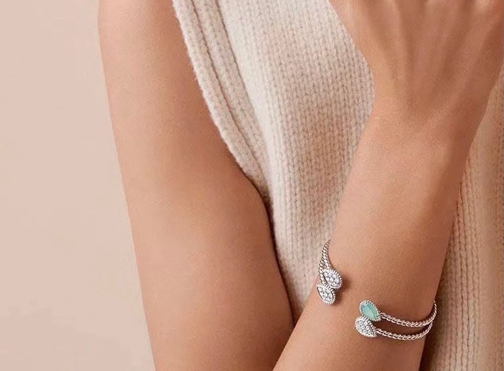 Boucheron teardrop-shaped bracelet: We offer FREE SHIPPING for both domestic and international clients who bid over $500. Boucheron's teardrop-shaped bracelet, SERPENT BOHEME, is a classic yet modern teardrop design adorned with diamond