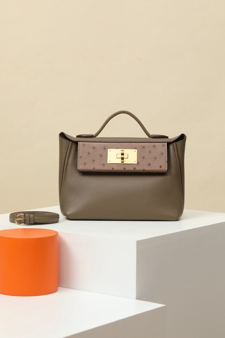 Hermes: We offer FREE SHIPPING for both domestic and international clients who bid over $500. Model: KL21 Code: KL210368 Color: 18 Elephant Grey / 81 Dove Grey Dimensions: Length 21 x Depth 16 x Width 12cm Sh