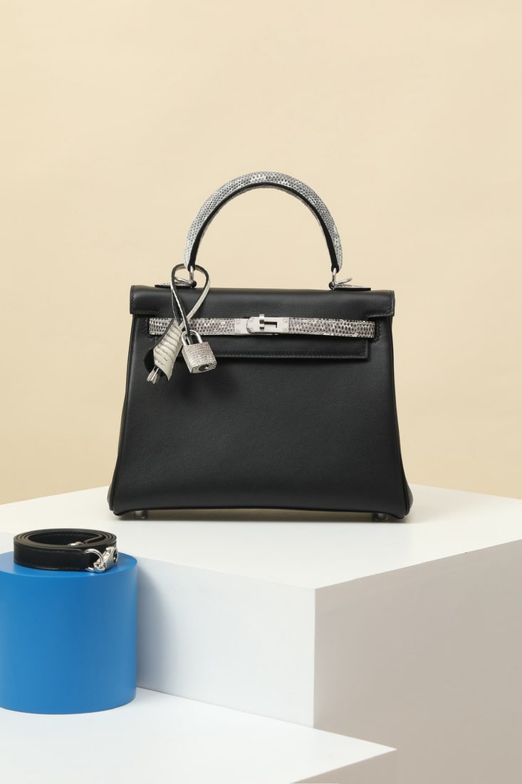 Hermes: We offer FREE SHIPPING for both domestic and international clients who bid over $500. Model: KL25 Code: KL250500 Color: CK89 Black/1B Original Color Dimensions: Length 25cm x Depth 10cm x Width 20cm S