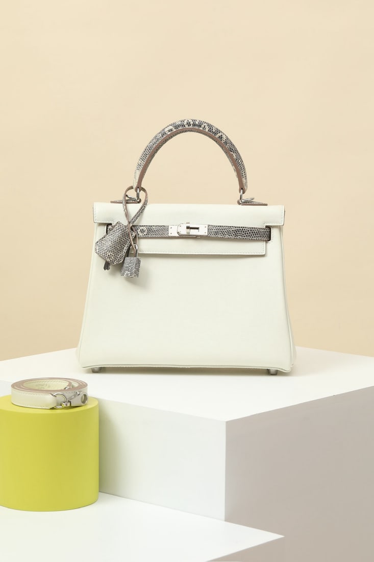 Hermes: We offer FREE SHIPPING for both domestic and international clients who bid over $500. Model: KL25 Code: KL250500 Color: 0T Mushroom White/1B Original Color Dimensions: Length 25cm x Depth 10cm x