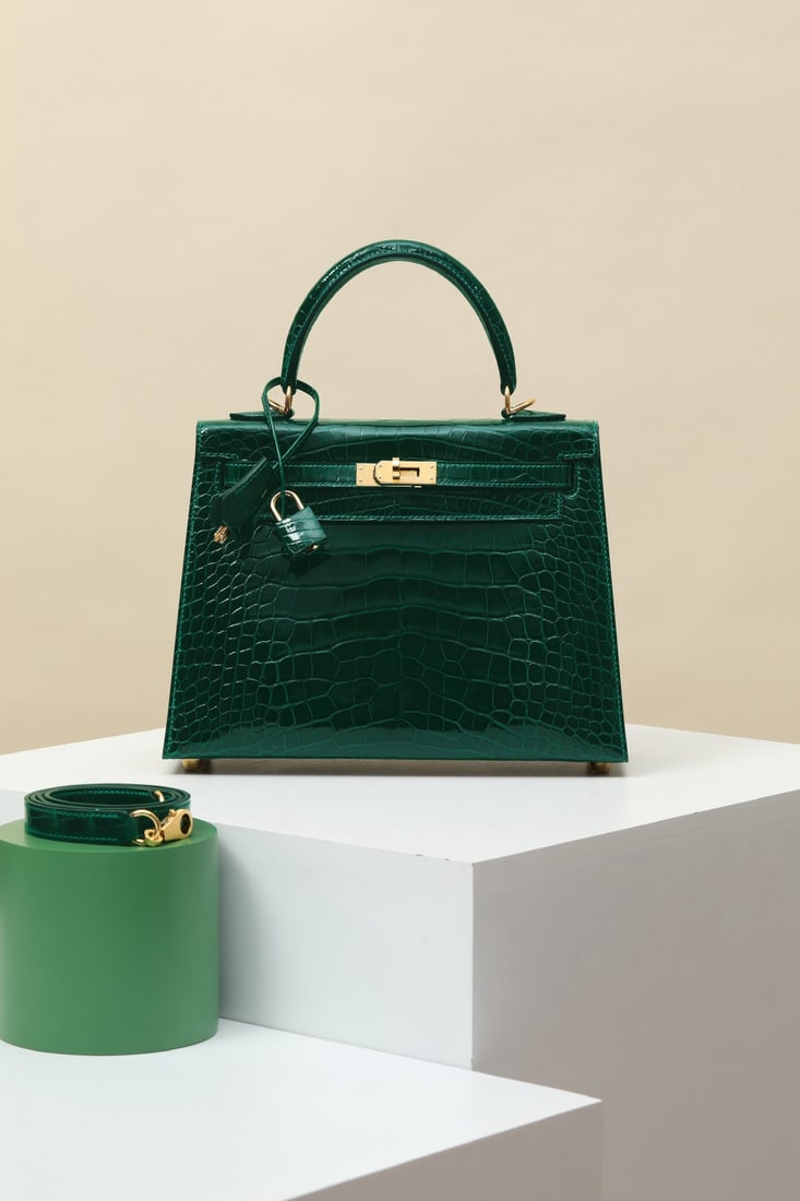 Hermes: We offer FREE SHIPPING for both domestic and international clients who bid over $500. Model: KL25 Code: KL2502200 Color: 67 Emerald Green Dimensions: Length 25cm x Depth 10cm x Width 20cm Shoulder