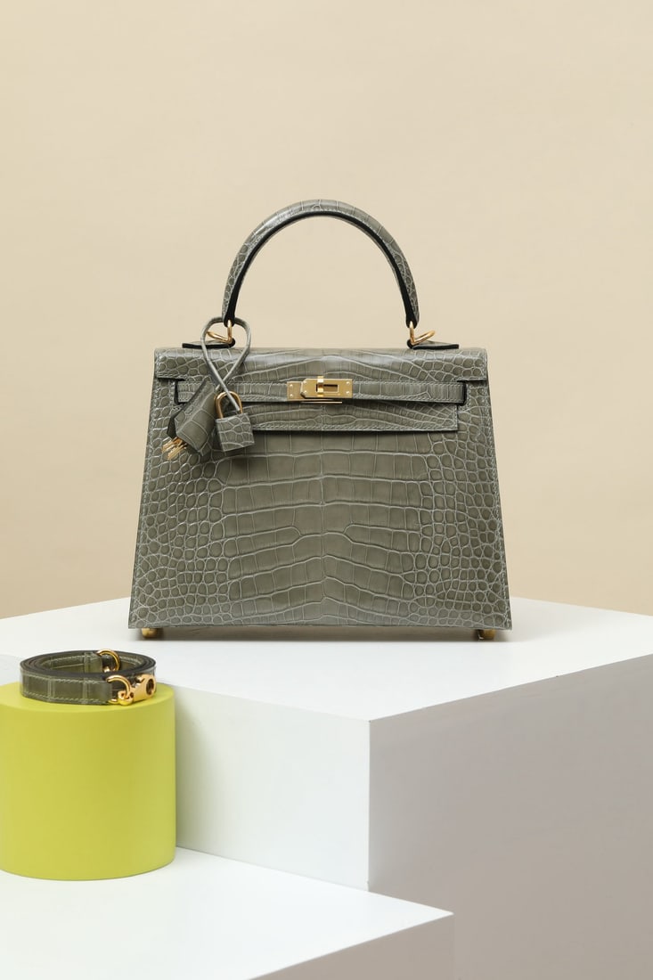 Hermes: We offer FREE SHIPPING for both domestic and international clients who bid over $500. Model: KL25 Code: KL2502200 Color: 81 Dove Grey Dimensions: Length 25cm x Depth 10cm x Width 20cm Shoulder Strap