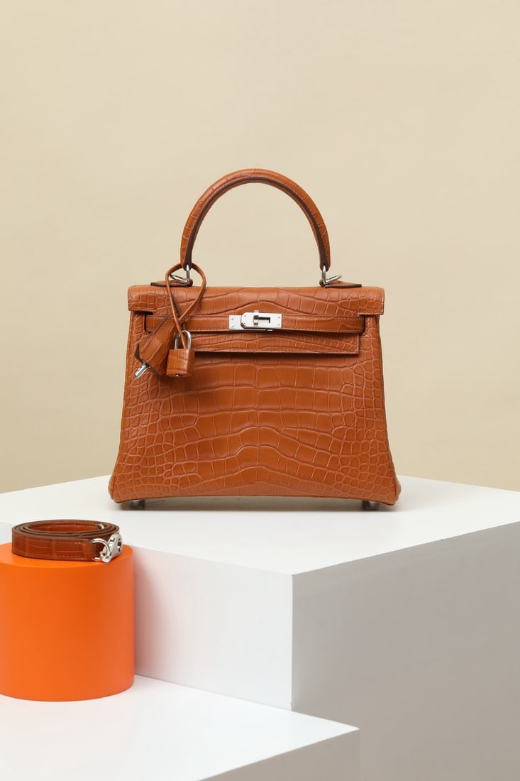 Hermes: We offer FREE SHIPPING for both domestic and international clients who bid over $500. Model: KL25 Code: KL2502200 Color: CK37 Golden Brown Dimensions: 25cm (L) x 10cm (D) x 20cm (W) Shoulder Strap Len