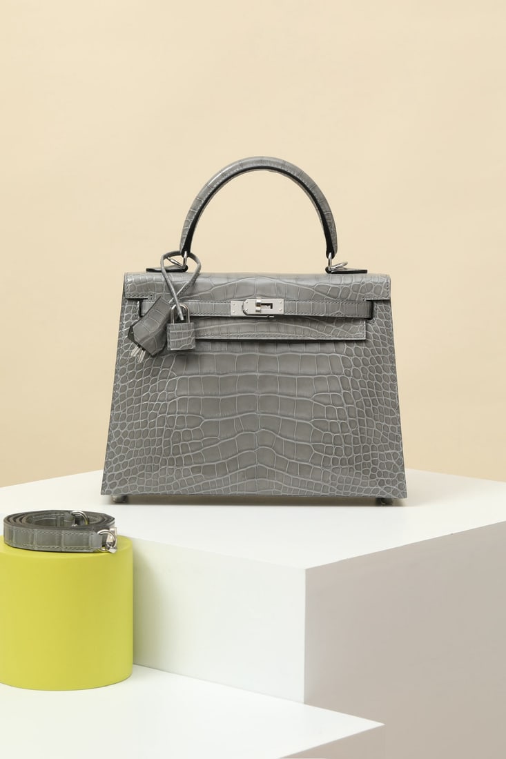 Hermes: We offer FREE SHIPPING for both domestic and international clients who bid over $500. Model: KL25 Code: KL2502200 Color: 0V Crystal Grey Dimensions: 25cm (L) x 10cm (D) x 20cm (W) Shoulder Strap