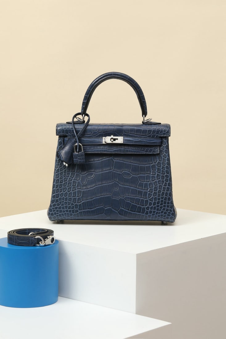 Hermes: We offer FREE SHIPPING for both domestic and international clients who bid over $500. Model: KL25 Code: KL2502200 Color: 7L Maltese Blue Dimensions: Length 25cm x Depth 10cm x Width 20cm Shoulder Stra