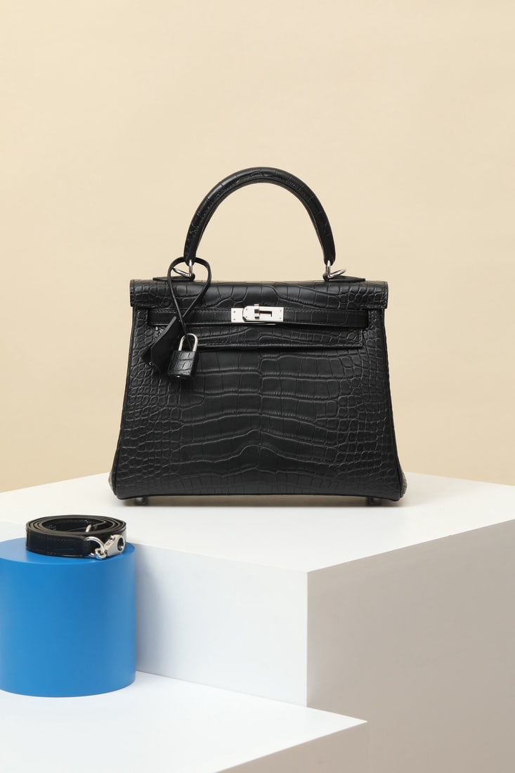 Hermes: We offer FREE SHIPPING for both domestic and international clients who bid over $500. Model: KL25 Code: KL2502200 Color: CK89 Black Dimensions: 25cm (L) x 10cm (D) x 20cm (W) Shoulder Strap Length: