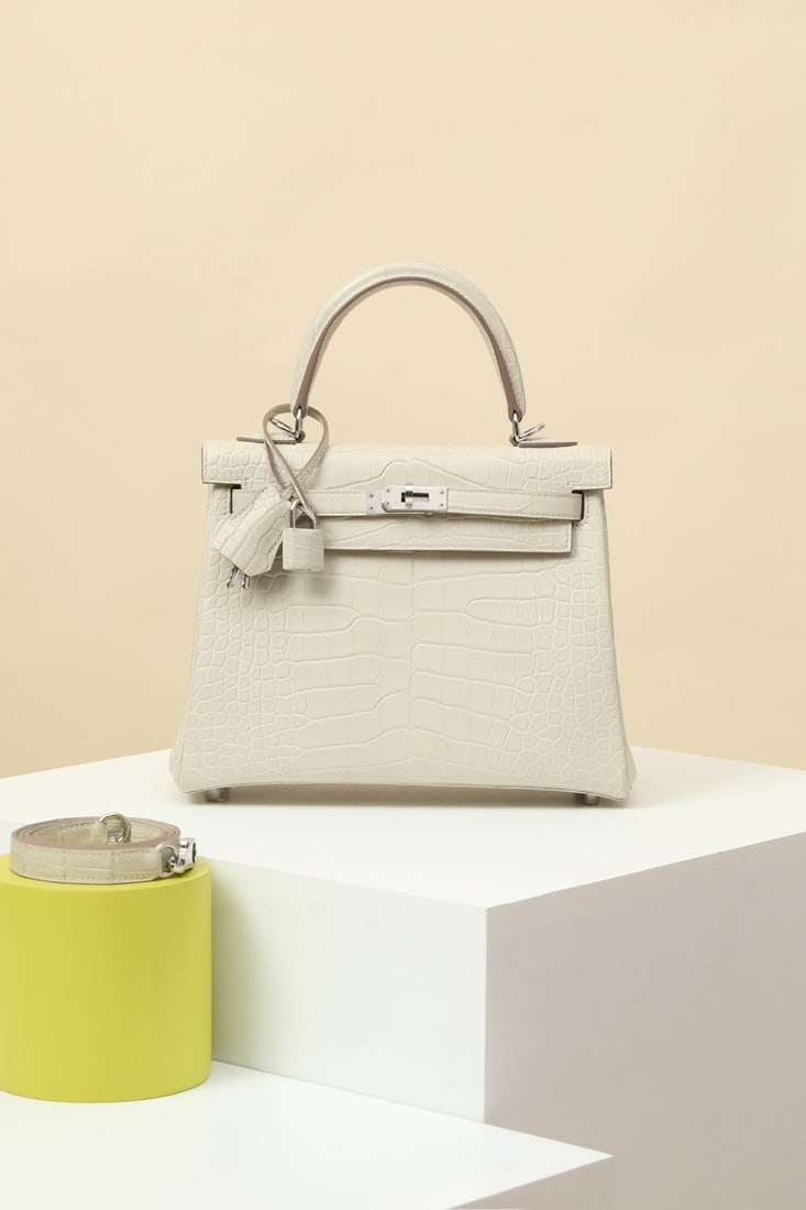 Hermes: We offer FREE SHIPPING for both domestic and international clients who bid over $500. Model: KL25 Code: KL2502200 Color: 8L Glacier White Dimensions: 25cm (L) x 10cm (D) x 20cm (W) Shoulder Strap