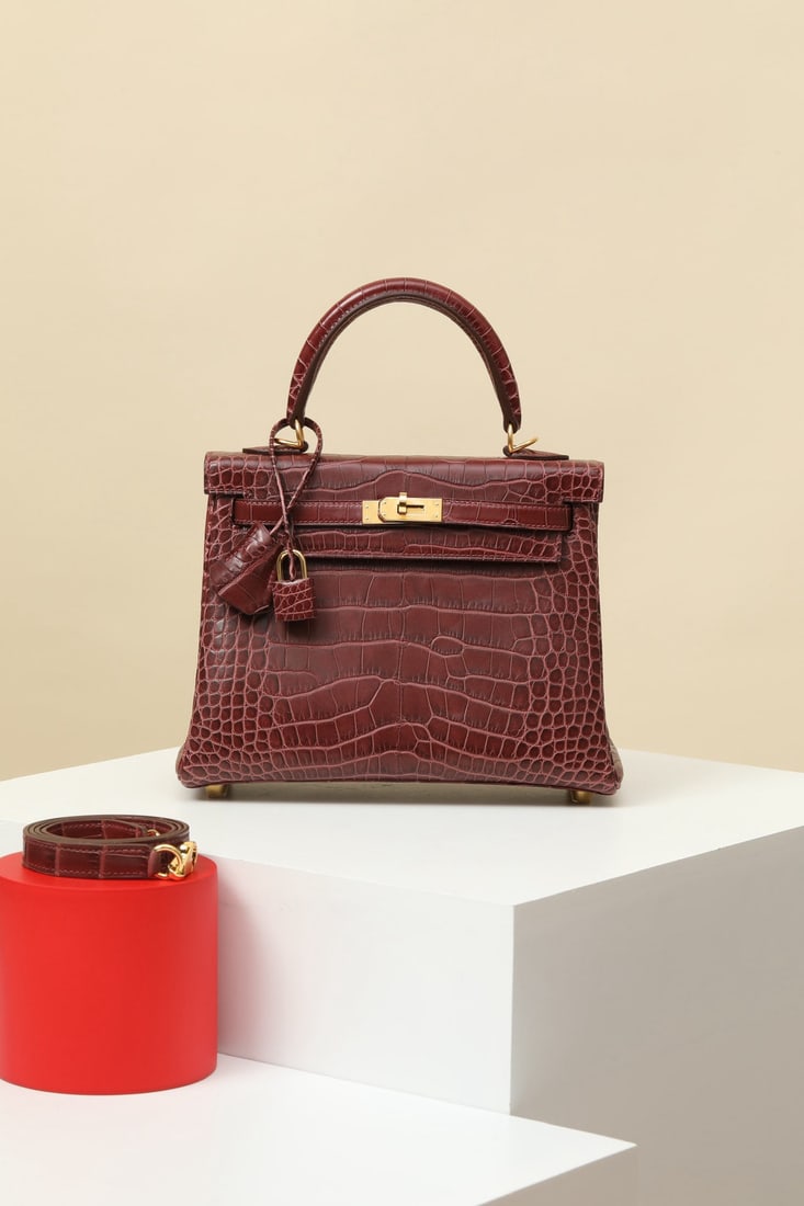 Hermes: We offer FREE SHIPPING for both domestic and international clients who bid over $500. Model: KL25 Code: KL2502200 Color: 57 Bordeaux Red Dimensions: 25cm (L) x 10cm (D) x 20cm (W) Shoulder Strap