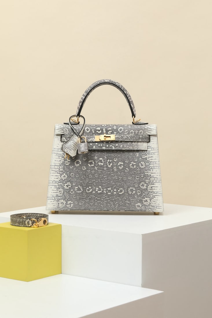 Hermes: We offer FREE SHIPPING for both domestic and international clients who bid over $500. Model: KL25 Code: KL250670 Color: 1B Original Lizard Dimensions: Length 25cm x Depth 10cm x Width 20cm Shoulder