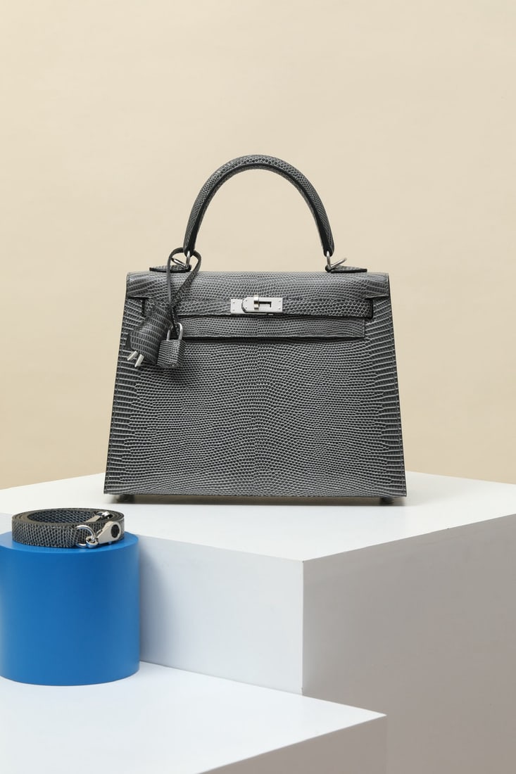 Hermes: We offer FREE SHIPPING for both domestic and international clients who bid over $500. Model: KL25 Code: KL250670 Color: 85 Marble Grey Dimensions: 25cm (L) x 10cm (D) x 20cm (W) Shoulder Strap