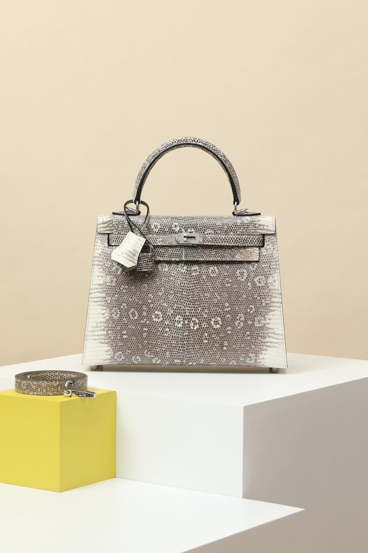 Hermes: We offer FREE SHIPPING for both domestic and international clients who bid over $500. Model: KL25 Code: KL250670 Color: 1B Original Lizard Dimensions: Length 25cm x Depth 10cm x Width 20cm Shoulder