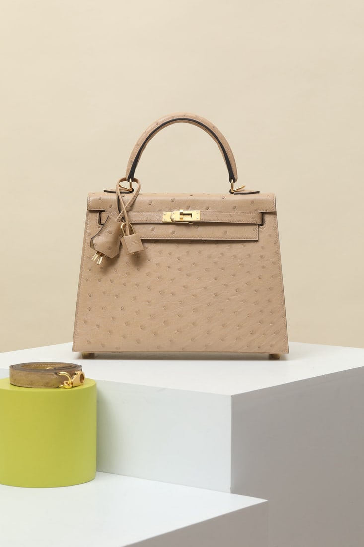 Hermes: We offer FREE SHIPPING for both domestic and international clients who bid over $500. Model: KL25 Code: KL250670 Color: OM (Milk Tea) Dimensions: Length 25cm x Depth 10cm x Width 20cm Shoulder Strap