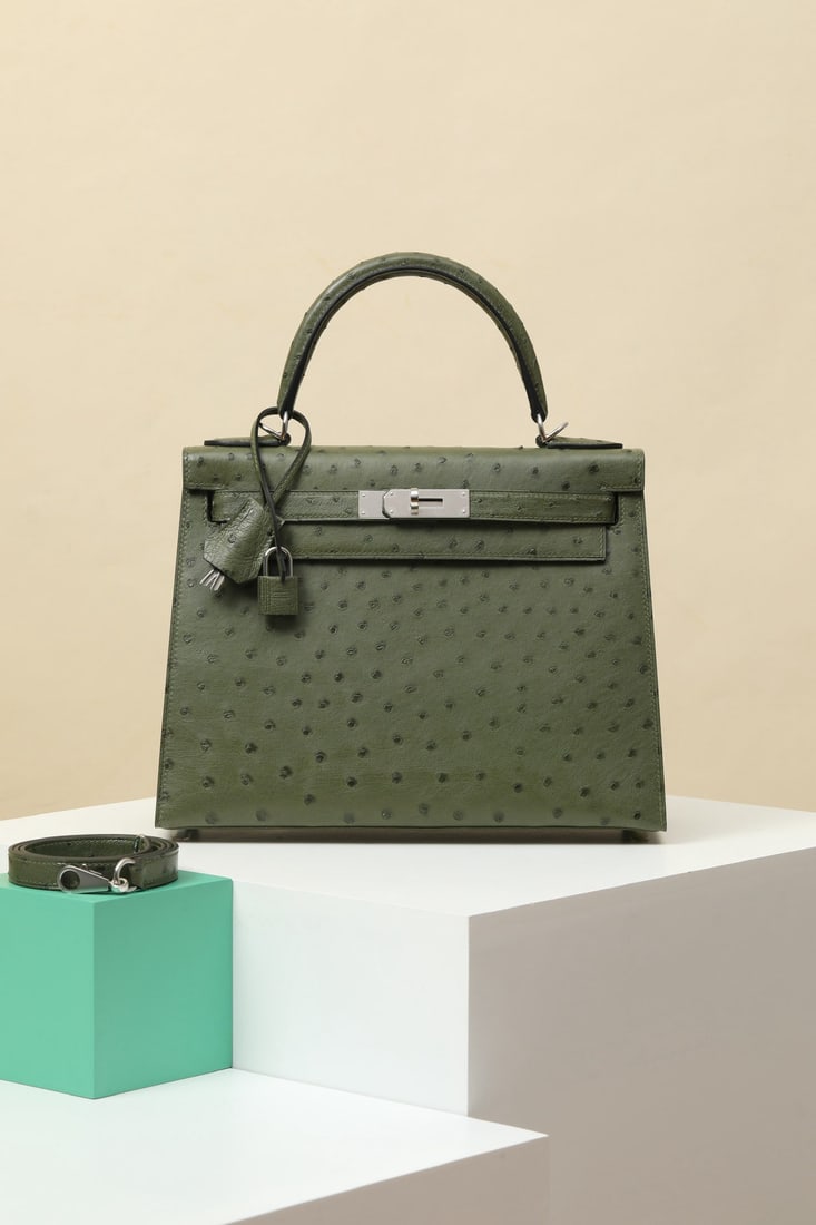 Hermes: We offer FREE SHIPPING for both domestic and international clients who bid over $500. Model: KL28 Code: KL280870 Color: 61 Olive Green Dimensions: Length 28 x Depth 11 x Width 20cm Shoulder Strap