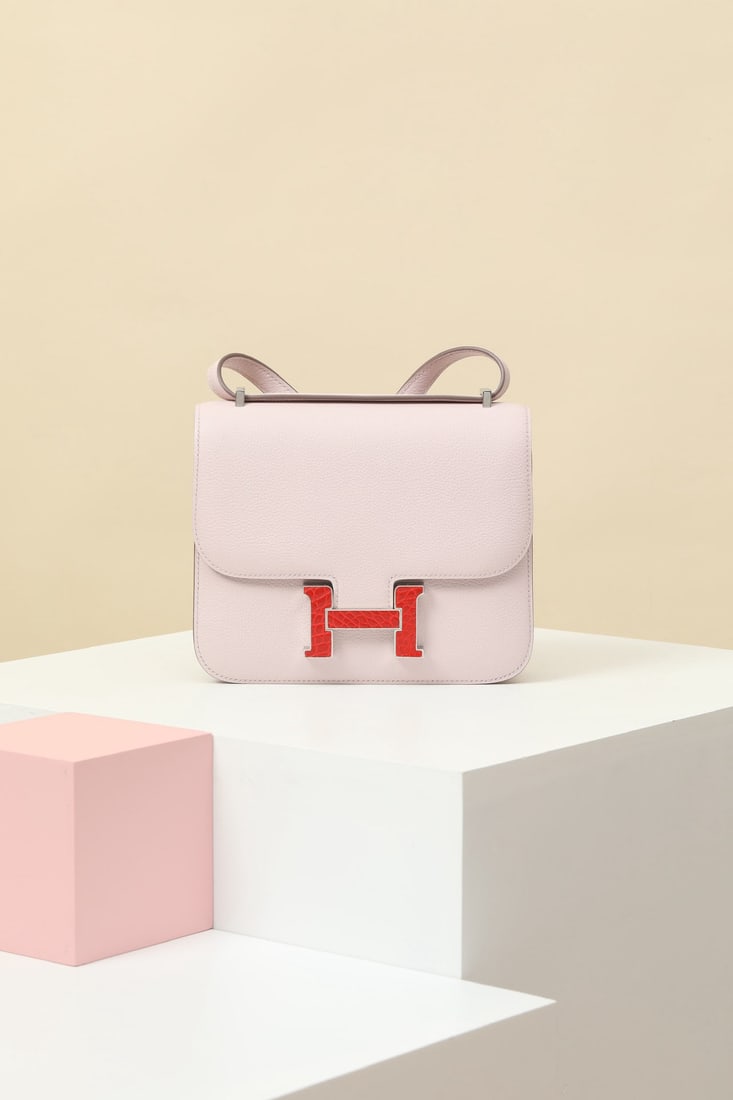 Hermes: We offer FREE SHIPPING for both domestic and international clients who bid over $500. Model: CJ19 Code: CJ190340 Color: 09 Dreamy Purple / 95 Ferrari Red Dimensions: Length 19cm x Depth 15cm x Width