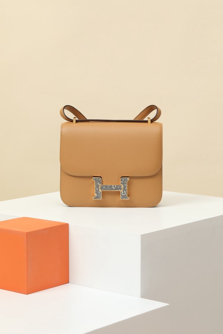Hermes: We offer FREE SHIPPING for both domestic and international clients who bid over $500. Model: CJ19 Code: CJ190330 Color: 4B Biscuit Color / 1B Original Color Dimensions: Length 19cm x Depth 15cm x