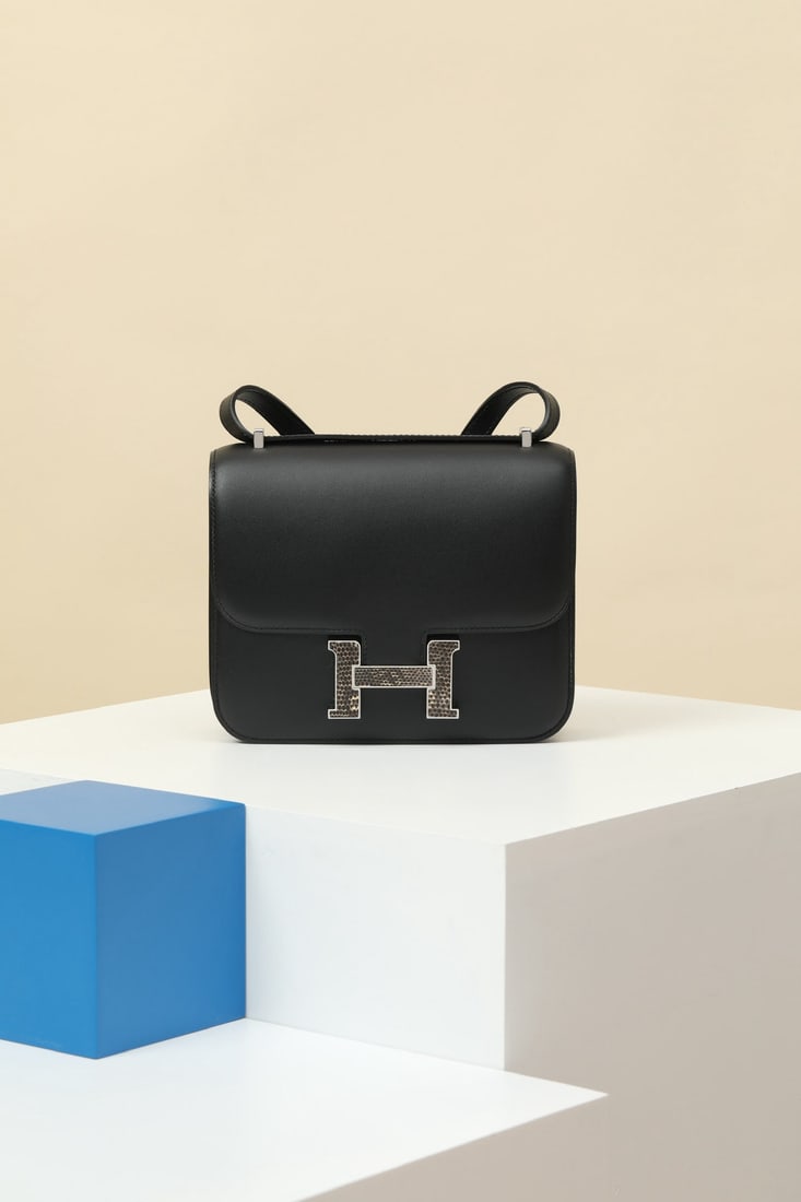 Hermes: We offer FREE SHIPPING for both domestic and international clients who bid over $500. Model: CJ19 Code: CJ190330 Color: Black (89) Dimensions: 19cm (L) x 15cm (D) x 5cm (W) Material: Matte Box/Lizard