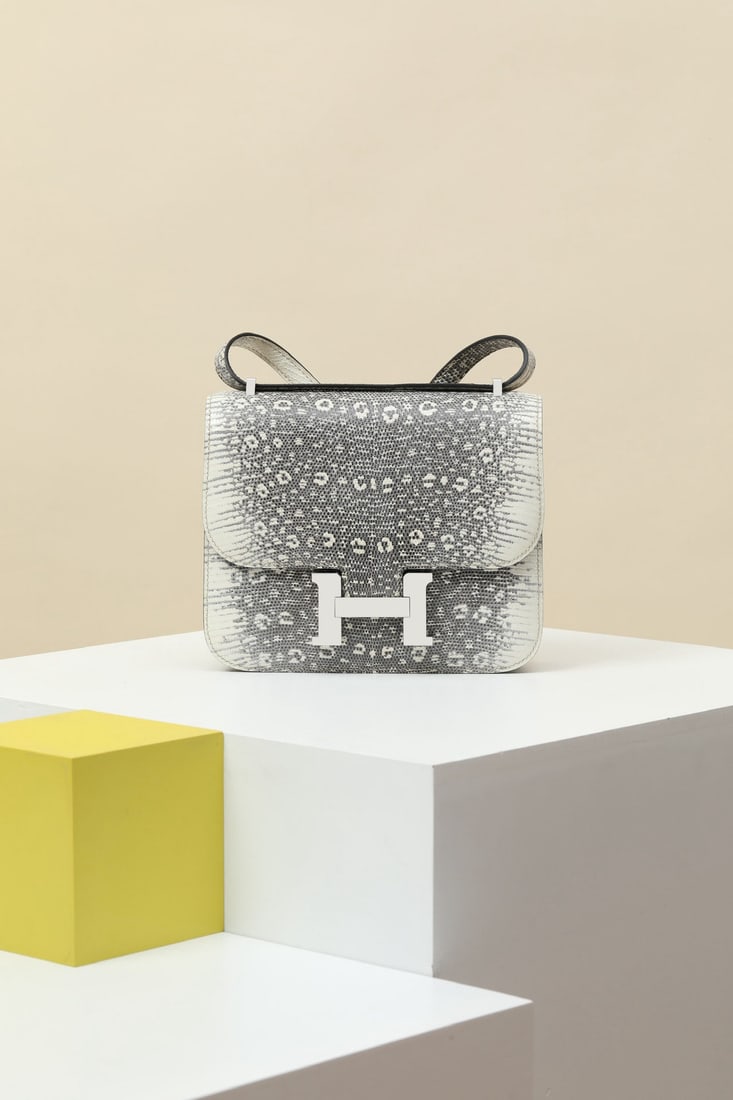 Hermes: We offer FREE SHIPPING for both domestic and international clients who bid over $500. Model: CJ19 Code: CJ190570 Color: 1B (Original Color) Dimensions: Length 19cm x Depth 15cm x Width 5cm Material: