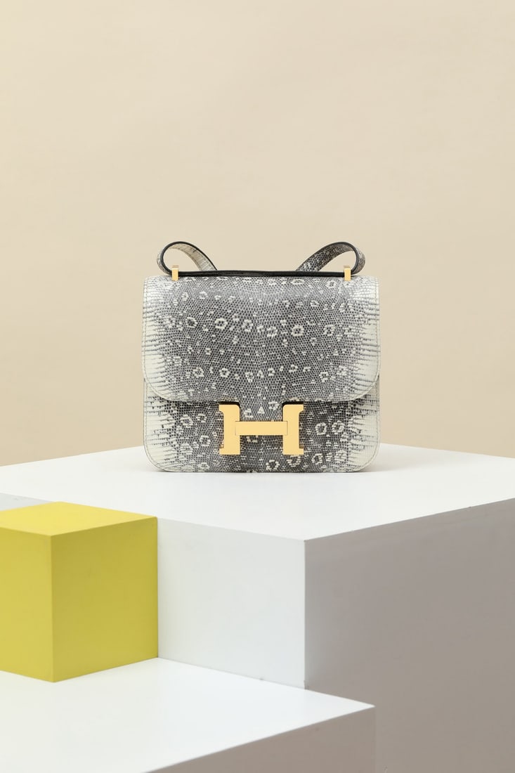 Hermes: We offer FREE SHIPPING for both domestic and international clients who bid over $500. Model: CJ19 Code: CJ190570 Color: 1B (Original Color) Dimensions: Length 19cm x Depth 15cm x Width 5cm Material: